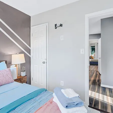 Bright Stylish Hidden Gem In Washington Dc With King Bed 75Inch Tv And Free Parking Villa Exterior photo